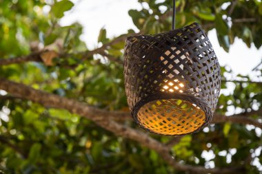 Ağaçtaki tahta lamba, arka planda bokeh.