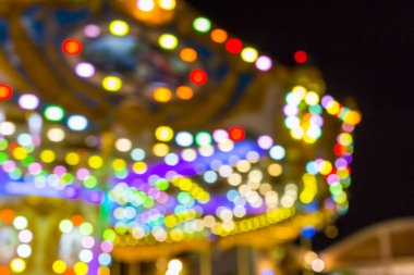Karnaval festivali gece pazarının arka planında bulanık ışık