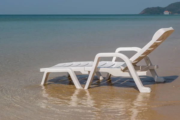 Καρέκλα Παραλίας Στην Ηλιόλουστη Ακτή Στο Φόντο Της Παραλίας — Φωτογραφία Αρχείου