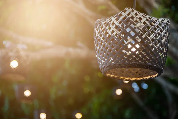 Ağaçtaki tahta lamba, arka planda bokeh.