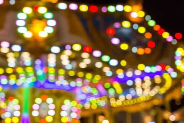 カーニバルナイトマーケットでの光のブレ背景 — ストック写真