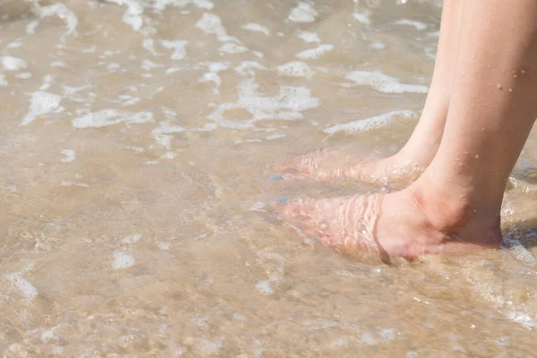 Deniz Suyu Geçmişi Olan Kumsala Ayak Basan Kadın — Stok fotoğraf