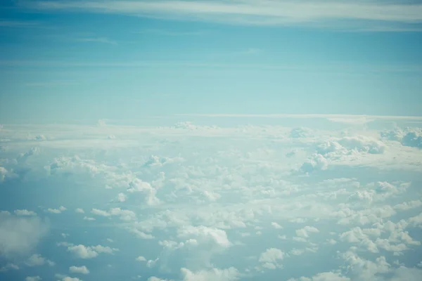 雲の背景を持つ青い空 — ストック写真