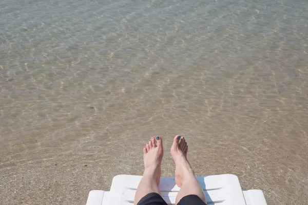 Διακοπές Στην Τροπική Παραλία Γυναικεία Πόδια Στο Κρεβάτι Παραλία Καθαρό — Φωτογραφία Αρχείου