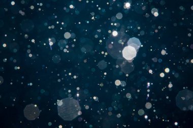 Noel arkaplanı için soyut mavi ışık bulanık bokeh halkaları