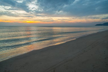 Siluet gün batımı plaj arka planında