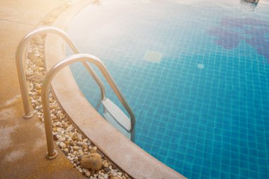 Mavi su arka planlı yüzme havuzu