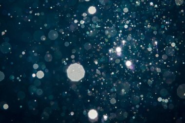 Noel arkaplanı için soyut mavi ışık bulanık bokeh halkaları