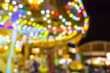Karnaval festivali gece pazarının arka planında bulanık ışık