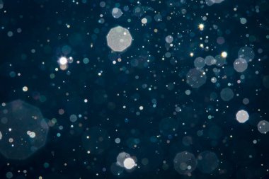 Noel arkaplanı için soyut mavi ışık bulanık bokeh halkaları