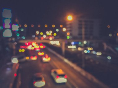 Gece arkaplanındaki trafiğin bulanıklığı