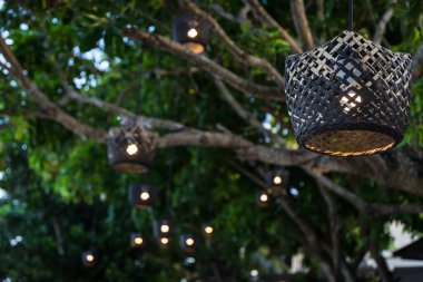 Ağaçtaki tahta lamba, arka planda bokeh.