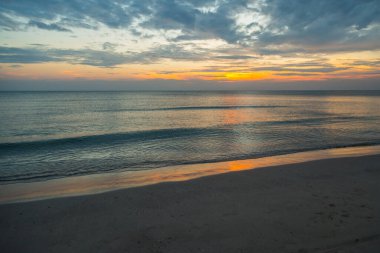 Siluet gün batımı plaj arka planında