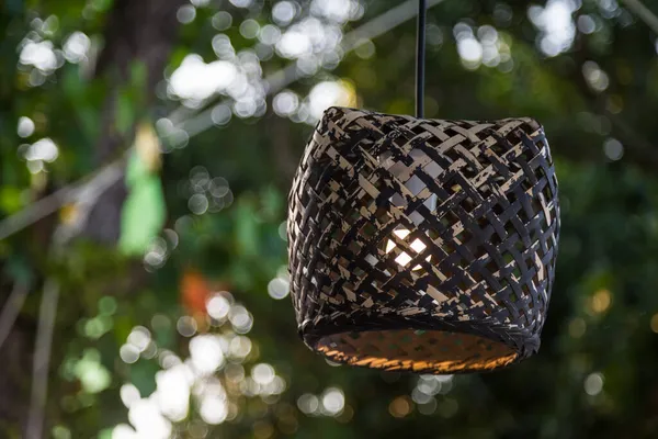 Ağaçtaki tahta lamba, arka planda bokeh.