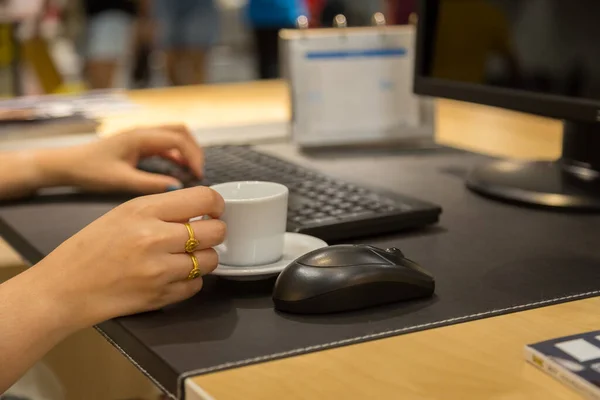 Mulher Mão Segurando Xícara Café Com Fundo Mesa Trabalho — Fotografia de Stock