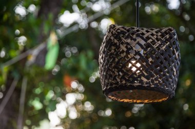 Ağaçtaki tahta lamba, arka planda bokeh.