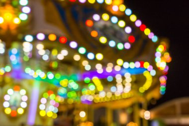 Karnaval festivali gece pazarının arka planında bulanık ışık