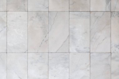 Arka planda eski mermer duvarlar var