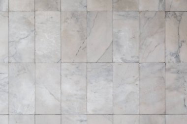 Arka planda eski mermer duvarlar var