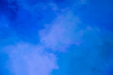 Beton duvar arka planında soyut mavi boya rengi