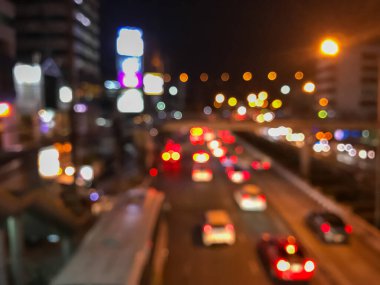 Gece arkaplanındaki trafiğin bulanıklığı