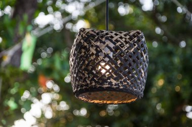 Ağaçtaki tahta lamba, arka planda bokeh.