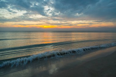 Siluet gün batımı plaj arka planında