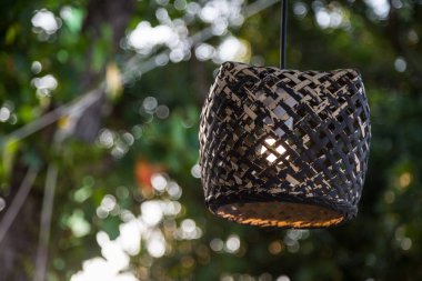 Ağaçtaki tahta lamba, arka planda bokeh.