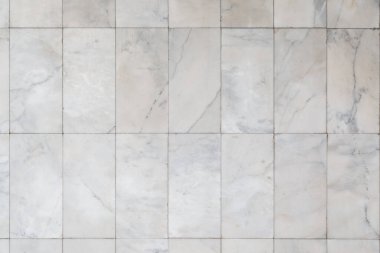 Arka planda eski mermer duvarlar var