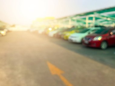 Alışveriş merkezinin arkasındaki otoparkın bulanık görüntüsü