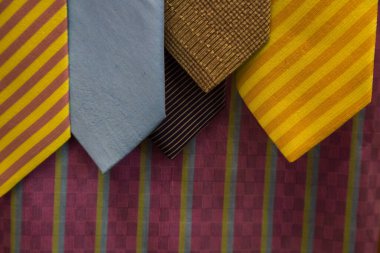 Doğal malzeme dokusundan koparılan eski renkli Tayland ipeği el işi.