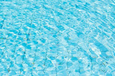 Mavi yüzme havuzu arka planında su yüzeyi