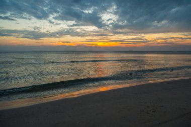 Siluet gün batımı plaj arka planında