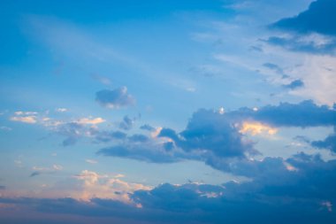 Gün batımından önce gökyüzü ve bulutlar