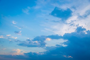 Gün batımından önce gökyüzü ve bulutlar