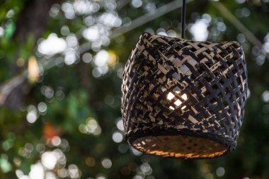 Ağaçtaki tahta lamba, arka planda bokeh.