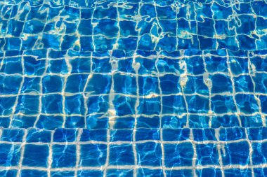 Yüzme havuzundaki mavi renkli su dalgalı arka planda