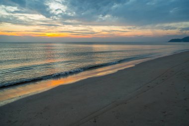 Siluet gün batımı plaj arka planında