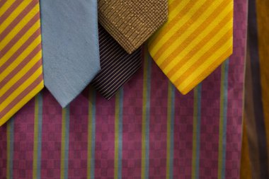 Doğal malzeme dokusundan koparılan eski renkli Tayland ipeği el işi.