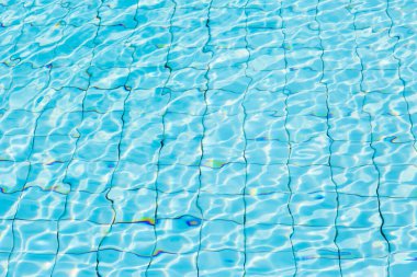 Mavi yüzme havuzu arka planında su yüzeyi