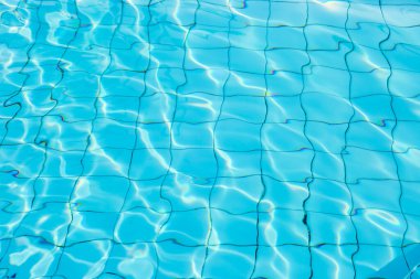 Mavi yüzme havuzu arka planında su yüzeyi