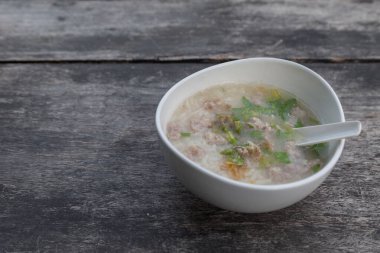 Tahta masada haşlanmış domuz eti Sabahları Tayland usulü kahvaltı