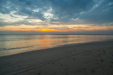 Siluet gün batımı plaj arka planında