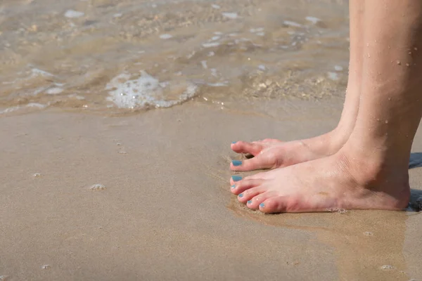 Žena Noha Písečné Pláži Mořskou Vodou Pozadí — Stock fotografie