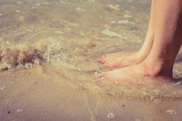 Mulher Praia Areia Com Fundo Água Mar — Fotografia de Stock