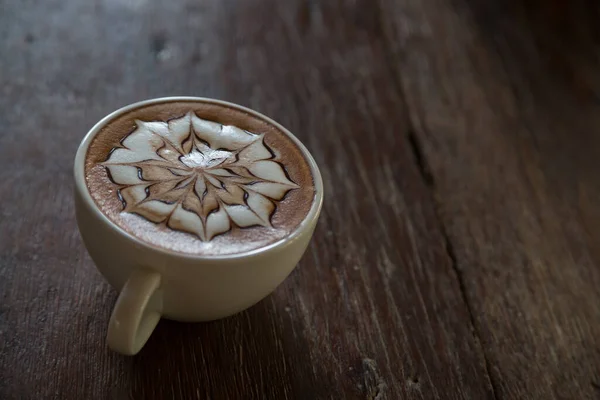 Secangkir Kopi Dengan Seni Latte Atas Dengan Latar Belakang Meja — Stok Foto