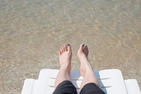 Διακοπές Στην Τροπική Παραλία Γυναικεία Πόδια Στο Κρεβάτι Παραλία Καθαρό — Φωτογραφία Αρχείου
