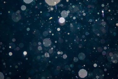 Noel arkaplanı için soyut mavi ışık bulanık bokeh halkaları