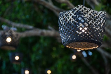 Ağaçtaki tahta lamba, arka planda bokeh.