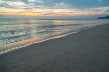 Siluet gün batımı plaj arka planında